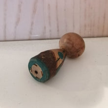 Indlæs billede til gallerivisning Lille Kokeshi Dukke med Turkis Kimono og Beige Haori