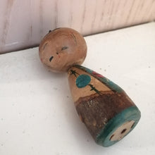 Indlæs billede til gallerivisning Lille Kokeshi Dukke med Turkis Kimono og Beige Haori