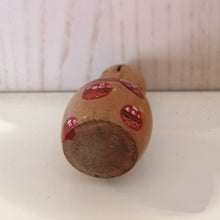Indlæs billede til gallerivisning Vintage Kokeshi Dukke i Kimono og med Opsat Hår
