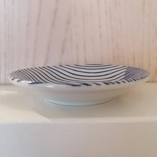 Indlæs billede til gallerivisning Lille Japansk Tallerken i Hvid og Blå