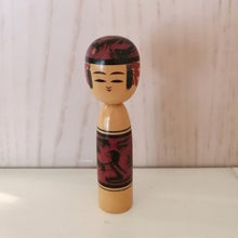 Indlæs billede til gallerivisning Vintage Japansk Kokeshi Dukke i Træ med Mønster