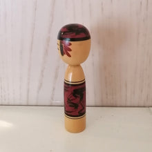 Indlæs billede til gallerivisning Vintage Japansk Kokeshi Dukke i Træ med Mønster
