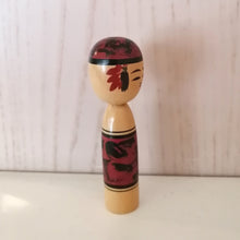 Indlæs billede til gallerivisning Vintage Japansk Kokeshi Dukke i Træ med Mønster