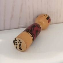 Indlæs billede til gallerivisning Vintage Japansk Kokeshi Dukke i Træ med Mønster