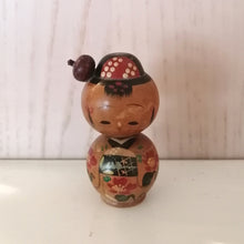 Indlæs billede til gallerivisning Vintage Kokeshi Dukke i Kimono og med Hårnål