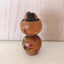 Indlæs billede til gallerivisning Vintage Kokeshi Dukke i Kimono og med Hårnål
