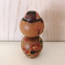 Indlæs billede til gallerivisning Vintage Kokeshi Dukke i Kimono og med Hårnål