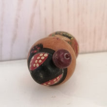 Indlæs billede til gallerivisning Vintage Kokeshi Dukke i Kimono og med Hårnål