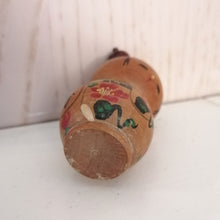 Indlæs billede til gallerivisning Vintage Kokeshi Dukke i Kimono og med Hårnål