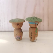 Indlæs billede til gallerivisning Vintage Japansk Kokeshi Dukke Sæt med Stor Hat (Mini)