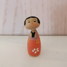 Indlæs billede til gallerivisning Lille Japansk Kokeshi Dukke i Traditionelt Tøj
