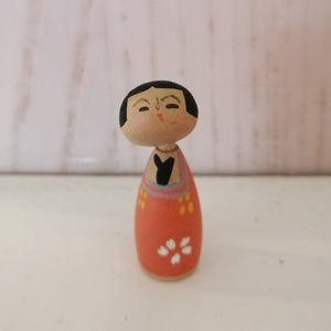 Lille Japansk Kokeshi Dukke i Traditionelt Tøj