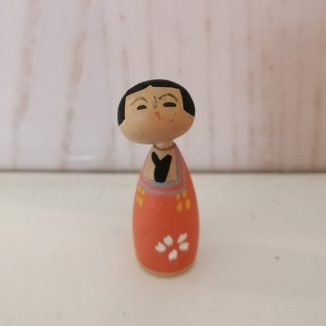 Lille Japansk Kokeshi Dukke i Traditionelt Tøj