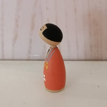 Indlæs billede til gallerivisning Lille Japansk Kokeshi Dukke i Traditionelt Tøj