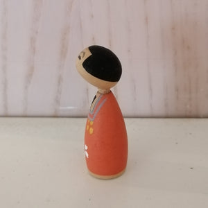 Lille Japansk Kokeshi Dukke i Traditionelt Tøj