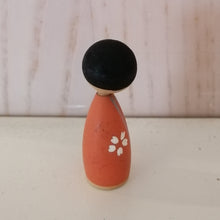 Indlæs billede til gallerivisning Lille Japansk Kokeshi Dukke i Traditionelt Tøj