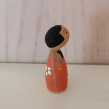 Indlæs billede til gallerivisning Lille Japansk Kokeshi Dukke i Traditionelt Tøj