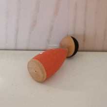Indlæs billede til gallerivisning Lille Japansk Kokeshi Dukke i Traditionelt Tøj