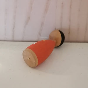 Lille Japansk Kokeshi Dukke i Traditionelt Tøj