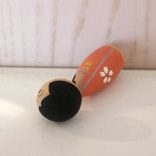 Indlæs billede til gallerivisning Lille Japansk Kokeshi Dukke i Traditionelt Tøj