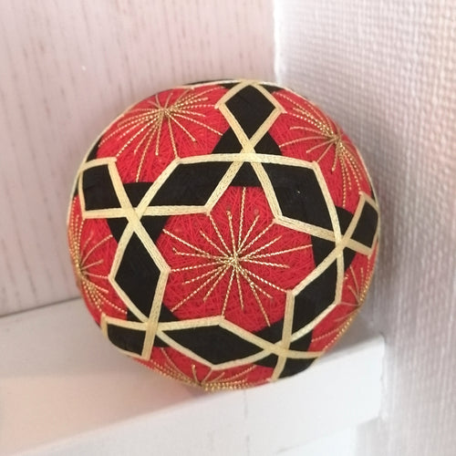 Vintage Japansk Temari Bold i Rød, Guld og Sort