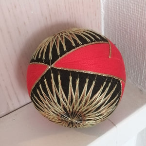 Vintage Japansk Temari Bold i Guld, Rød og Sort