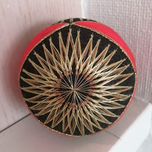 Indlæs billede til gallerivisning Vintage Japansk Temari Bold i Guld, Rød og Sort