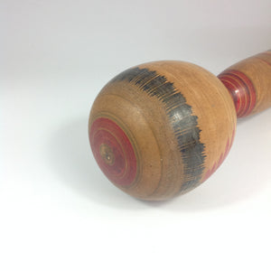 Vintage Kokeshi med Traditionelt Mønster i Rød, Grøn og Blå