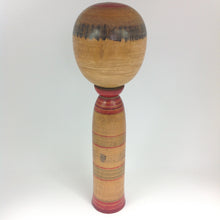 Indlæs billede til gallerivisning Vintage Kokeshi med Traditionelt Mønster i Rød, Grøn og Blå