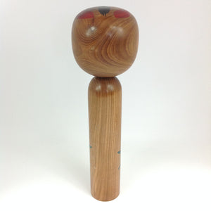 Vintage Kokeshi med Traditionelt Mønster i Rød og Grøn
