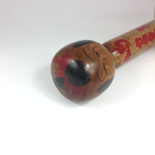 Indlæs billede til gallerivisning Vintage Kokeshi med Traditionelt Mønster i Rød og Grøn