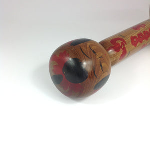Vintage Kokeshi med Traditionelt Mønster i Rød og Grøn