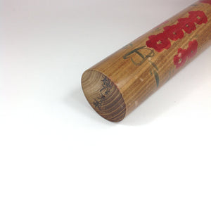 Vintage Kokeshi med Traditionelt Mønster i Rød og Grøn