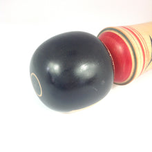 Indlæs billede til gallerivisning Vintage Kokeshi med Traditionelt Mønster i Rød, Grøn og Gul